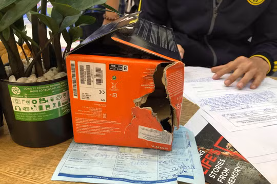 Hộp máy ảnh bị xé một góc (ảnh nhân vật cung cấp)