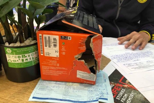 Hộp máy ảnh bị xé một góc (ảnh nhân vật cung cấp)