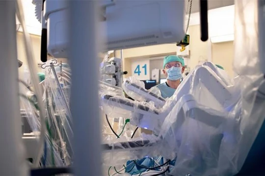 Phẫu thuật cấy ghép với sự hỗ trợ của robot (ảnh: I.E)