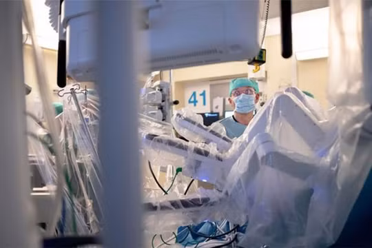 Phẫu thuật cấy ghép với sự hỗ trợ của robot (ảnh: I.E)