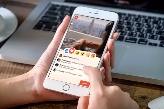 Facebook đang bị chỉ trích vì không kiểm soát được các video bạo lực. Ảnh minh hoạ: BBC