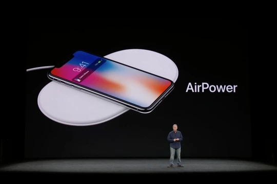 Ông Tim Cook giới thiệu sạc không dây AirPower tại sự kiện ra mắt iPhone X (ảnh: Business Insider)