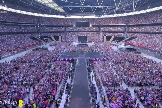 Sân vận động Wembley chật cứng fan BTS