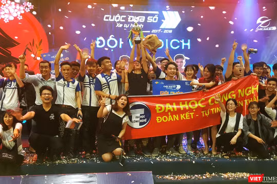 Niềm vui đội vô địch - ĐH Công nghệ - ĐH Quốc gia Hà Nội