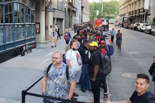 Dòng người xếp hàng mua điện thoại ở New York (ảnh Business Insider)