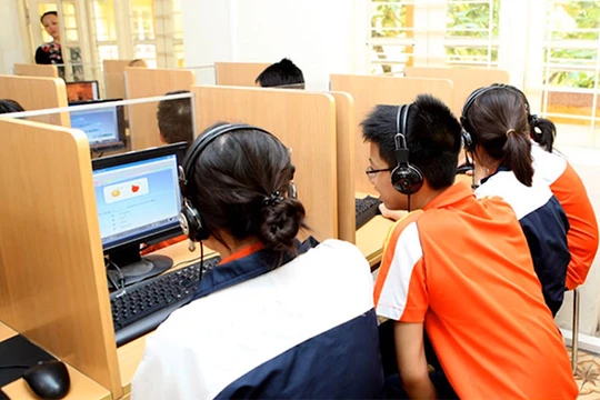 Trẻ em cần được bảo vệ để tránh các hiểm họa trên Internet (ảnh MSD)