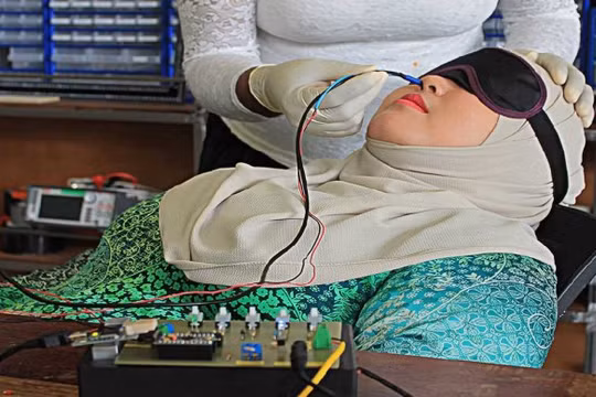 Người thí nghiệm sẽ được ngửi mùi bằng cách đưa một dòng điện vào mũi (ảnh: Imagineering Institute)