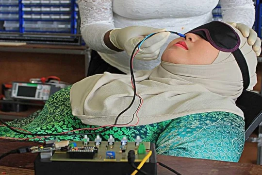Người thí nghiệm sẽ được ngửi mùi bằng cách đưa một dòng điện vào mũi (ảnh: Imagineering Institute)