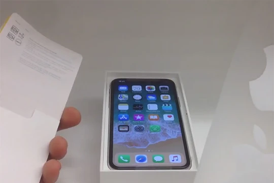 Mở hộp iPhone X (ảnh cắt từ videoclip)