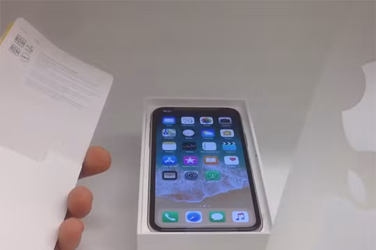 Mở hộp iPhone X (ảnh cắt từ videoclip)