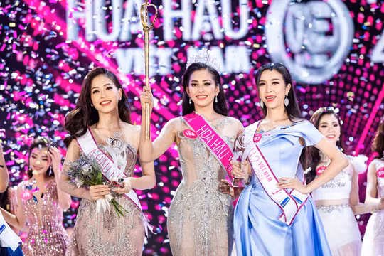 Hoa hậu Trần Tiểu Vy trong giây phút đăng quang (ảnh: VTV)