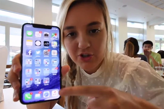 Cô gái khoe iPhone X khiến cha bị sa thải (ảnh: FB nhân vật)