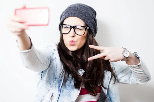 Selfie là sở thích của những người trẻ tuổi, hay dùng mạng xã hội