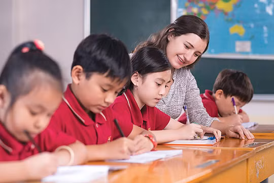 Trẻ em Việt Nam tại các thành phố lớn có điều kiện tiếp xúc sớm với Anh ngữ (ảnh Vietnamnet Bridge)