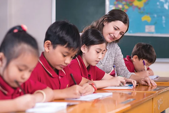 Trẻ em Việt Nam tại các thành phố lớn có điều kiện tiếp xúc sớm với Anh ngữ (ảnh Vietnamnet Bridge)