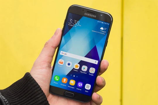 Galaxy A7 (2017) (ảnh: Phone Arena)