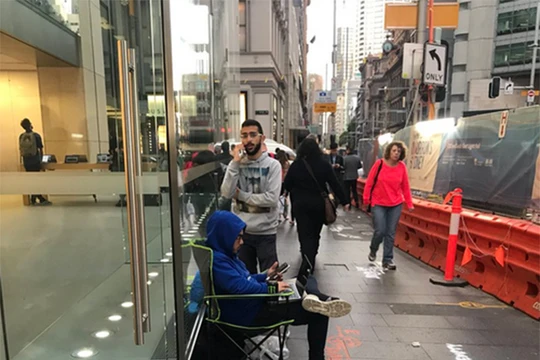 Người yêu công nghệ Australia bắt đầu xếp hàng để được mua iPhone X (ảnh: Phone Arena)