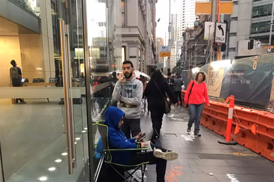 Người yêu công nghệ Australia bắt đầu xếp hàng để được mua iPhone X (ảnh: Phone Arena)