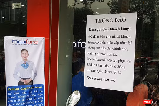 Nhà mạng MobiFone dán thông báo lùi thời hạn bổ sung thông tin thuê bao 