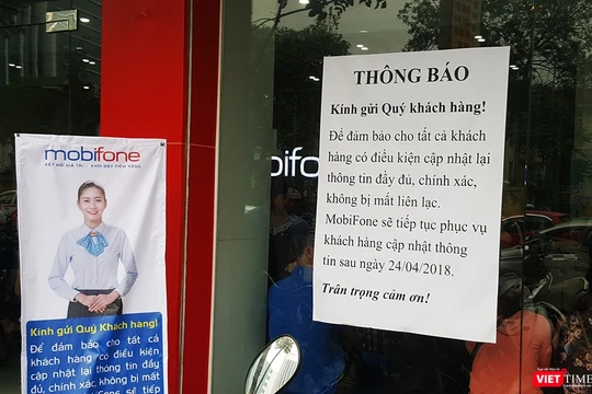 Nhà mạng MobiFone dán thông báo lùi thời hạn bổ sung thông tin thuê bao 
