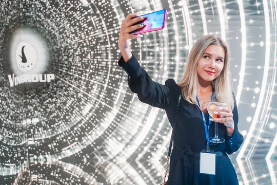 Thiếu nữ Nga thích thú selfie bằng điện thoại Vsmart