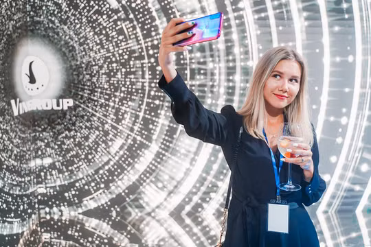 Thiếu nữ Nga thích thú selfie bằng điện thoại Vsmart