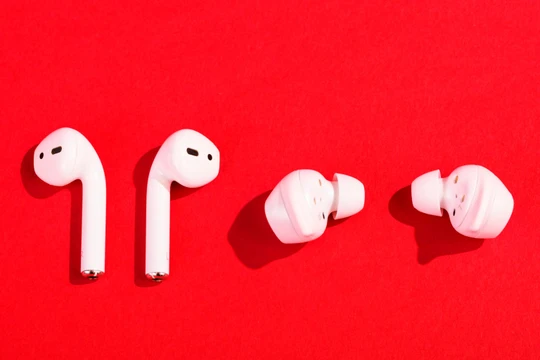 Tai nghe AirPods của Apple và Galaxy Buds của Samsung (ảnh: Business Insider)
