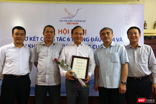 Chủ tịch VDCA Nguyễn Minh Hồng và Tổng thư ký Lê Đức Sảo trao bằng chứng nhận hội viên cho Công ty Cổ phần Dược phẩm Việt Nam