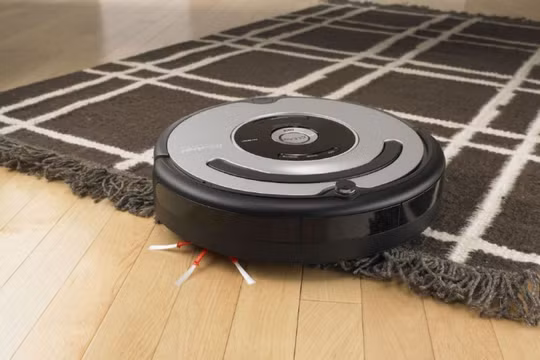 Robot hút bụi là sản phẩm thông minh đang có mặt tại nhiều gia đình ở Việt Nam (ảnh: Toronto Star)