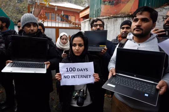 Các nhà báo ở Kashmir biểu tình phản đối đóng cửa Internet (ảnh Farooq Khan/EPA)