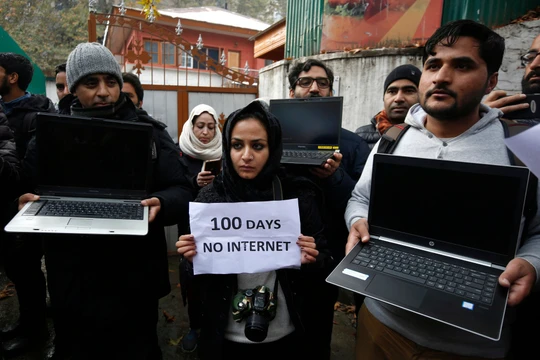 Các nhà báo ở Kashmir biểu tình phản đối đóng cửa Internet (ảnh Farooq Khan/EPA)