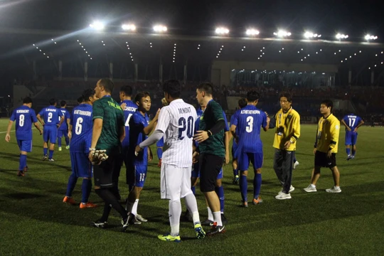 ông Nishino tới an ủi các cầu thủ U22 Thái Lan sau trận đấu với U22 Việt Nam (ảnh: Siam Sport)