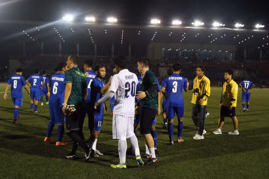 ông Nishino tới an ủi các cầu thủ U22 Thái Lan sau trận đấu với U22 Việt Nam (ảnh: Siam Sport)