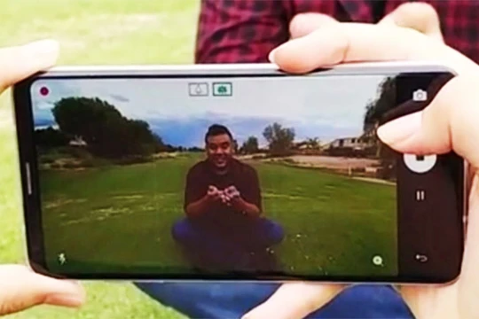 Khi nhấn vào nút chụp trên điện thoại, người dùng sẽ có cảm giác như nhấn vào nút một chiếc máy ảnh DSRL (ảnh Phone Arena) 