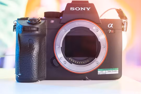 Sony A7R (ảnh: The Verge)