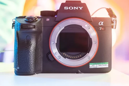 Sony A7R (ảnh: The Verge)