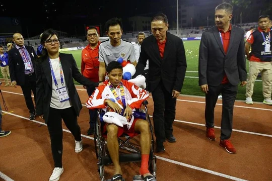 Evan Dimas bị chấn thương phải ngồi xe lăn (ảnh: Detik.com)