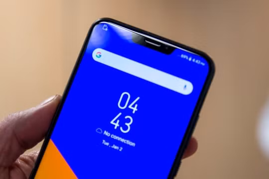 Chiếc Asus ZenFone 5 có thiết kế giống hệt iPhone X (ảnh fonearena)