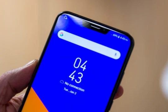 Chiếc Asus ZenFone 5 có thiết kế giống hệt iPhone X (ảnh fonearena)
