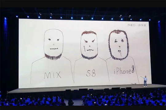 Xiaomi gây cười cho khán giả bằng một bức ảnh vui với hàm ý viền màn hình của Mi MIX 2 còn mỏng hơn Galaxy S8 và iPhone X (ảnh: YouTube)