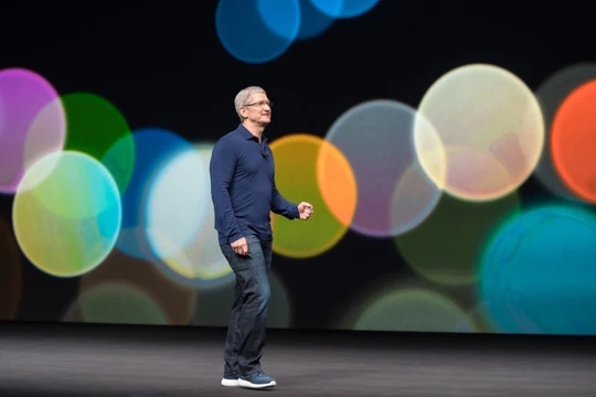 CEO Apple, ông Tim Cook đứng trên sân khấu nhà hát Steve Jobs giới thiệu iPhone X (ảnh: Venture Beat)