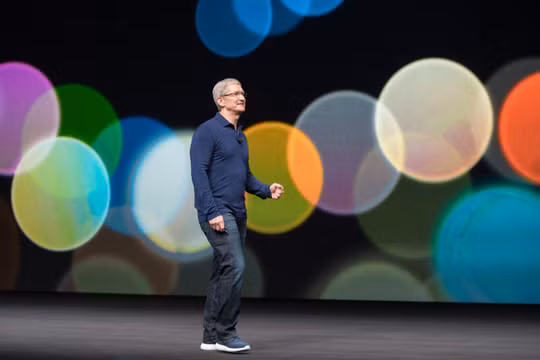 CEO Apple, ông Tim Cook đứng trên sân khấu nhà hát Steve Jobs giới thiệu iPhone X (ảnh: Venture Beat)