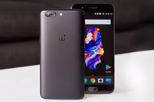 OnePlus 5 - mẫu điện thoại cao cấp nhất của hãng OnePlus (ảnh: YouTube)