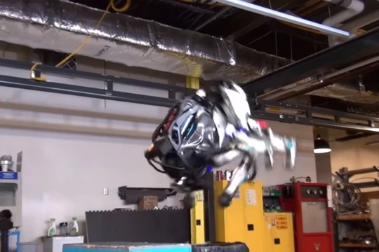 Robot Atlas biểu diễn khả năng nhảy santo ngược (ảnh cắt từ clip)