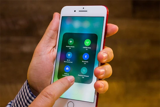 iOS 11.0.3 sẽ sửa một số lỗi liên quan đến âm thanh và cảm ứng lực trên iPhone (ảnh: CNET)