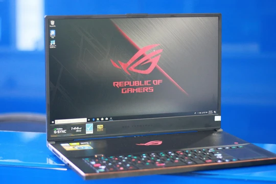 Từ năm 2006, Asus đã đưa ra thương hiệu Republic of Gamer (ROG) với các sản phẩm chuyên dụng dành cho game thủ