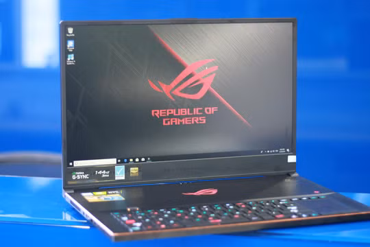 Từ năm 2006, Asus đã đưa ra thương hiệu Republic of Gamer (ROG) với các sản phẩm chuyên dụng dành cho game thủ
