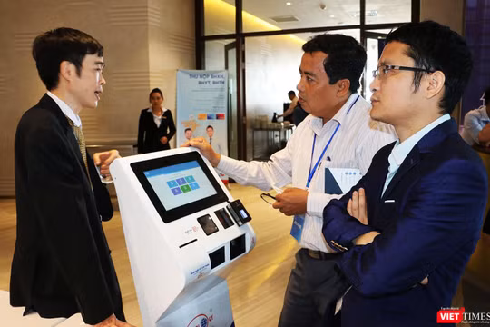 ông Chu Xuân Vinh giới thiệu giải pháo Smart Citizen với những người quan tâm