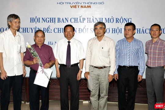 Ông Nguyễn Minh Hồng - Chủ tịch Hội Truyền thông Số Việt Nam (VDCA) và ông Lê Doãn Hợp - Chủ tịch Danh dự VDCA trao chứng nhận cho Hội viên mới