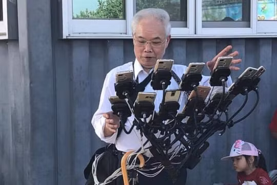 Ông Chen chế ra giá đỡ để chơi được cùng lúc nhiều chiếc điện thoại (ảnh: Twitter)